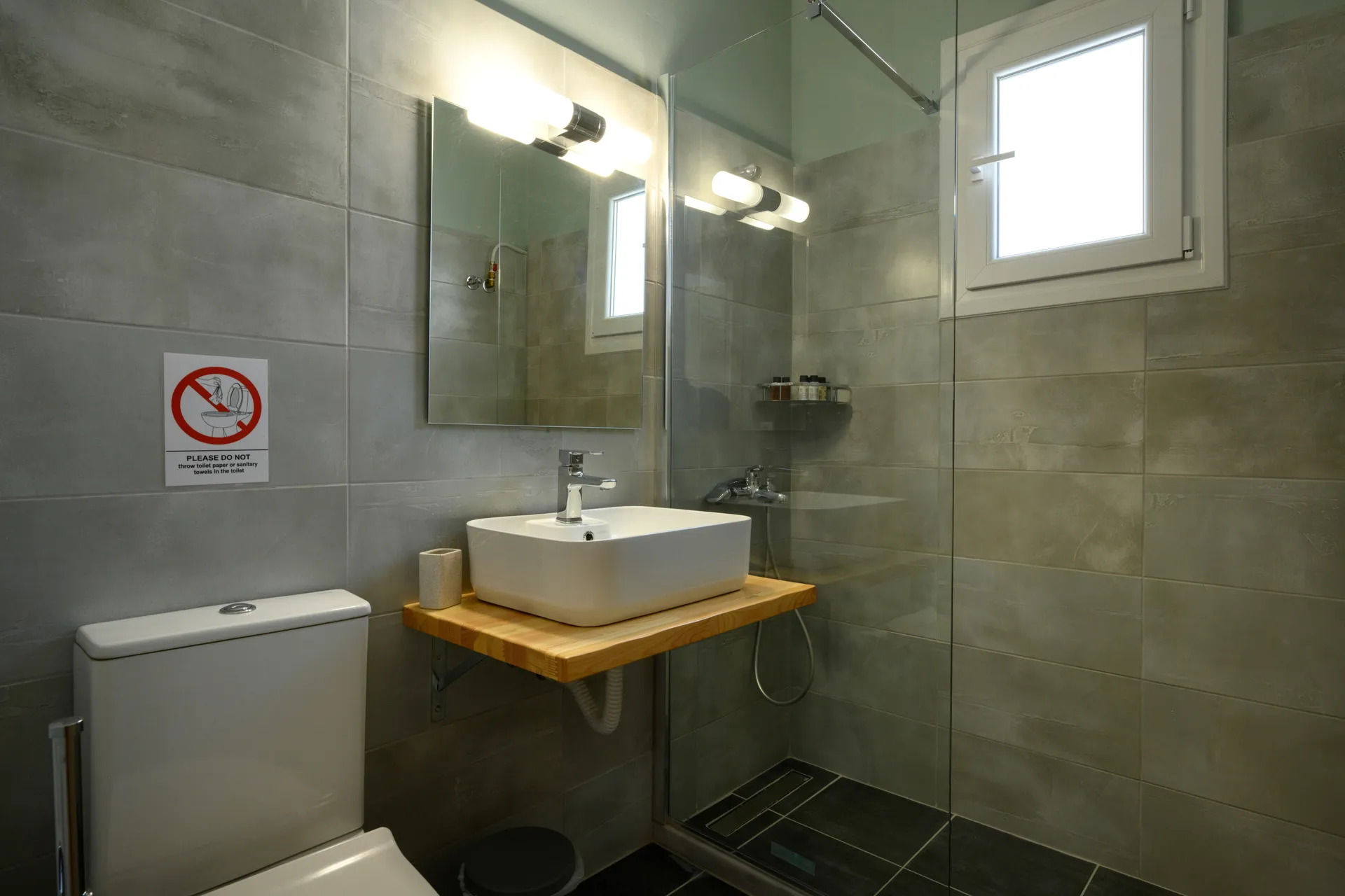 Tiara Holidays - Batelo Hotel - 2-Bedroom Apartment with Seaview Rooftop - bathroom